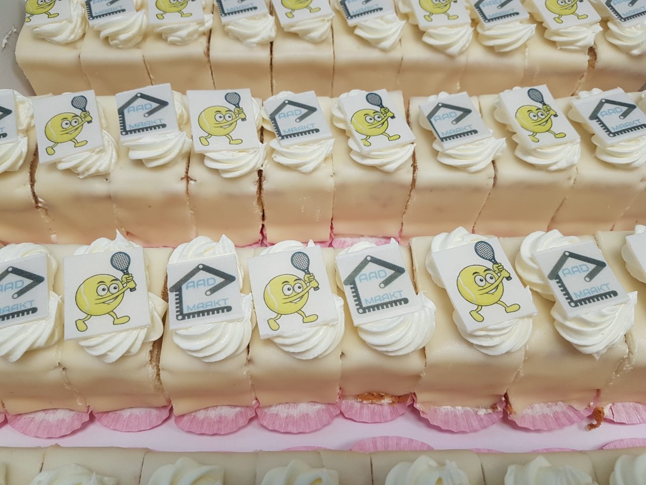 Cake Gebak met Marsepein logo – Eddie's Taartenservice
